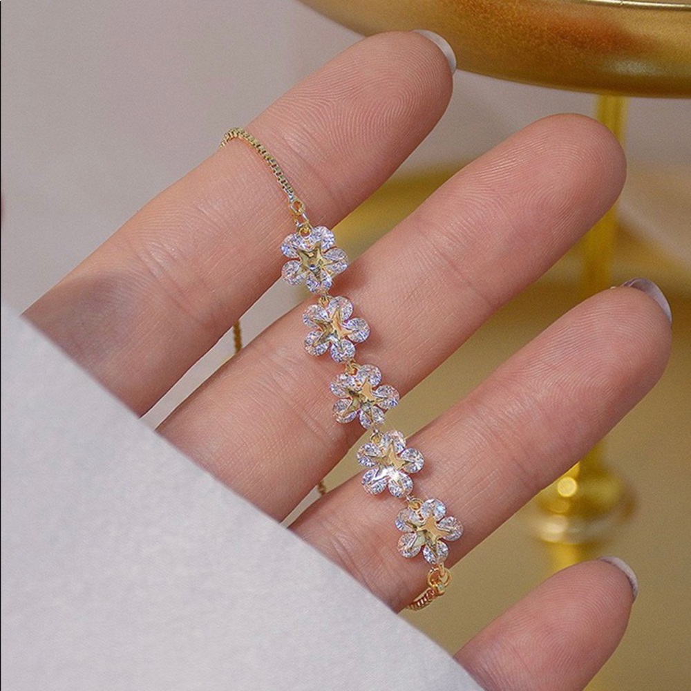 Dainty gold flower crystal cubic zirconia bracelet - Picture 5 of 7
